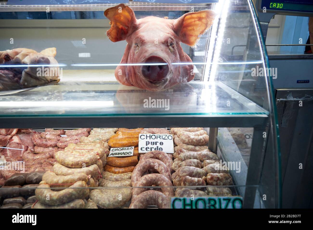 MENDOZA, ARGENTINE, 19/12/2017. Boucherie, vente d'agneau, de porc, de saucisses et de chèvres, Mercado Central, Mendoza City. Foto: Axel Lloret / www.allofoto Banque D'Images