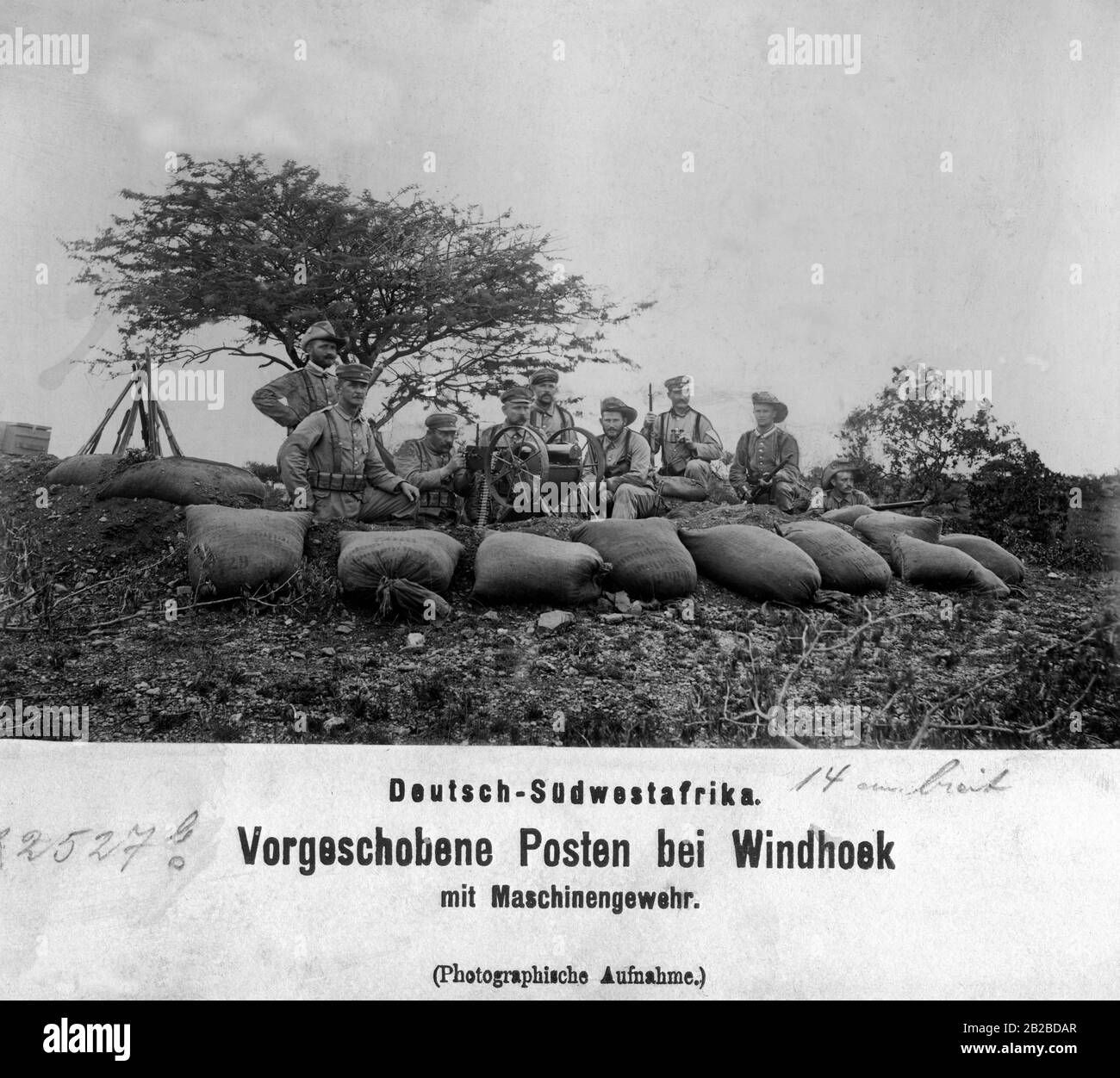 La photo montre un poste poussé vers l'avant d'un département de cavalerie allemand, équipé d'un pistolet machine alors neuf. Ils sont en position provisoire sur le terrain avant Windhoek et combattent contre les tribus insurgées de l'Herero. Banque D'Images