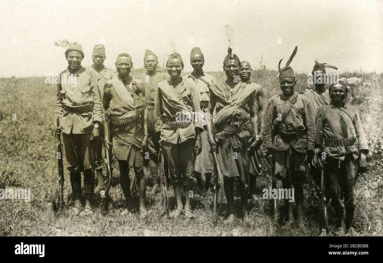 Des guerriers auxiliaires autochtones de la tribu Ruge-Ruga, qui ont été embauchés par le général Paul von Lettow-Vorbeck comme Askaris et combattaient sous le commandement allemand en Afrique de l'est. La photo n'est pas datée. Banque D'Images