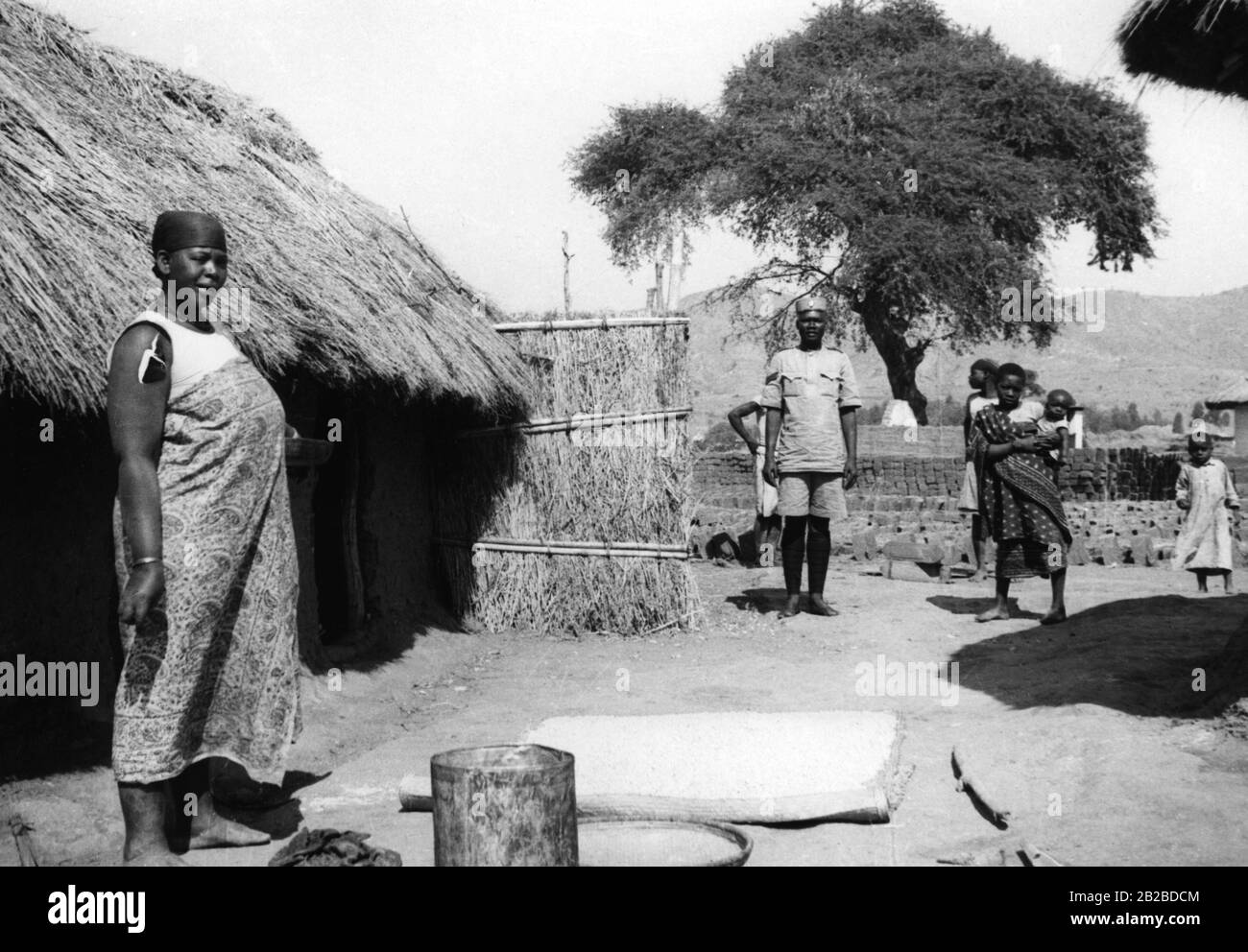 Camp d'Askari dans le territoire de Tanganyika en Afrique de l'est allemande, aujourd'hui à Mbeya dans les hautes terres du sud de la Tanzanie. Le maïs est répandu sur le tapis. La photo n'est pas datée. Banque D'Images