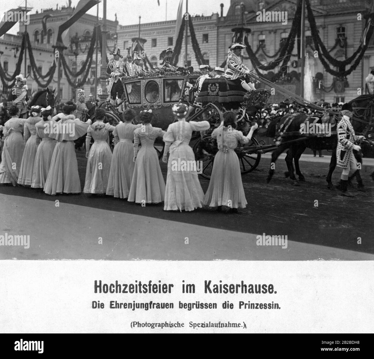 La princesse Alexandra Victoria du Schleswig-Holstein est accueillie par des dames d'honneur à l'occasion de son mariage au prince Aout Wilhelm de Prusse à Berlin en octobre 1908. Banque D'Images