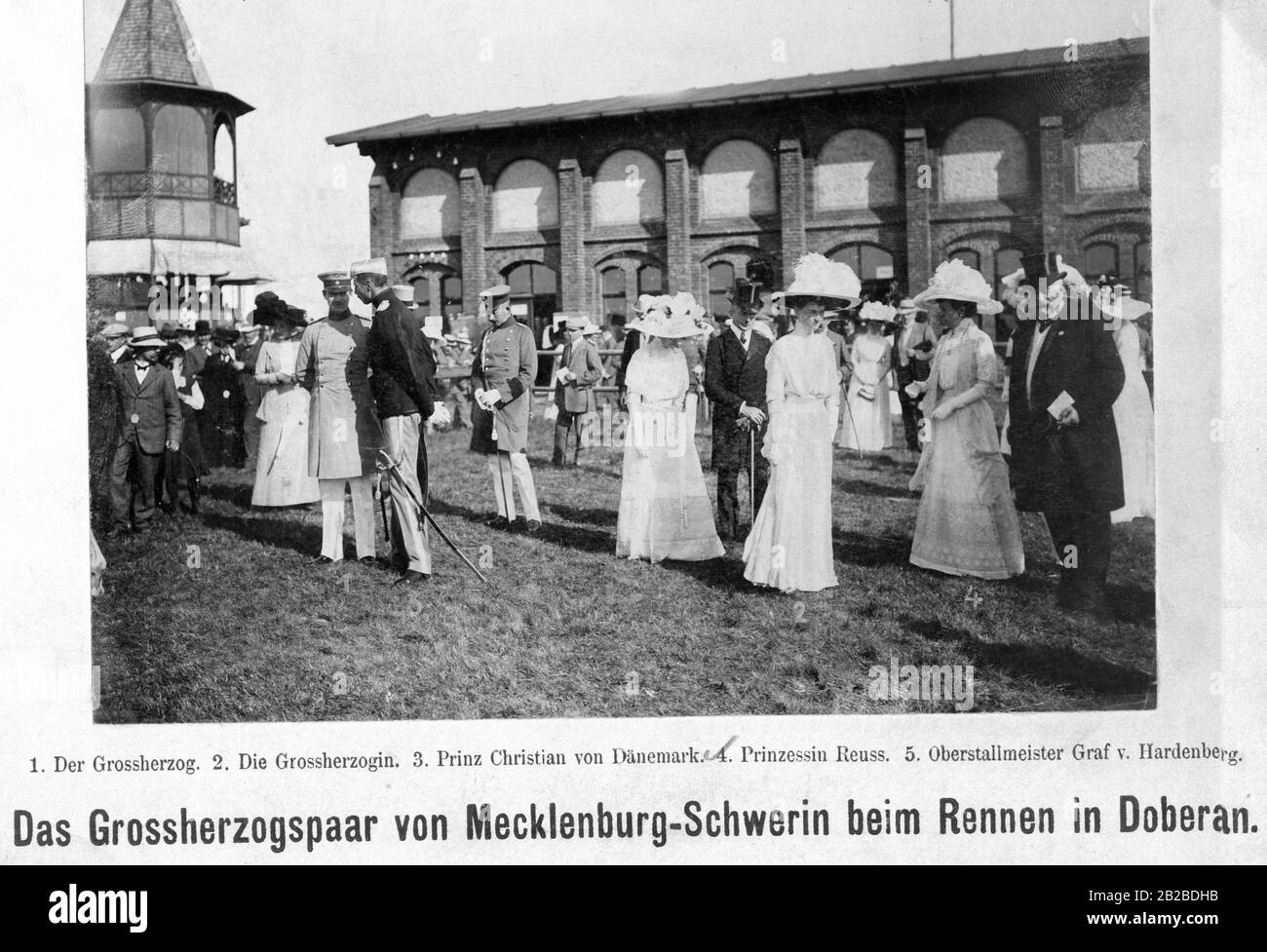 Friedrich Franz IV, Grand-duc de Mecklembourg Schwerin, (1ère de gauche) en conversation avec le prince Christian, plus tard roi du Danemark (2ème de gauche), en visite à la course de cheval à Doberan (depuis 1921 Bad Doberan). Aussi reconnaissable sur la photo: Sa femme Alexandra de Hanovre et Cumberland, la Grande duchesse de Mecklembourg-Schwerin (3ème de droite), la princesse Reuss (2ème de droite) et le comte Equerry de couronne von Hardenberg (1ère de droite)). Banque D'Images