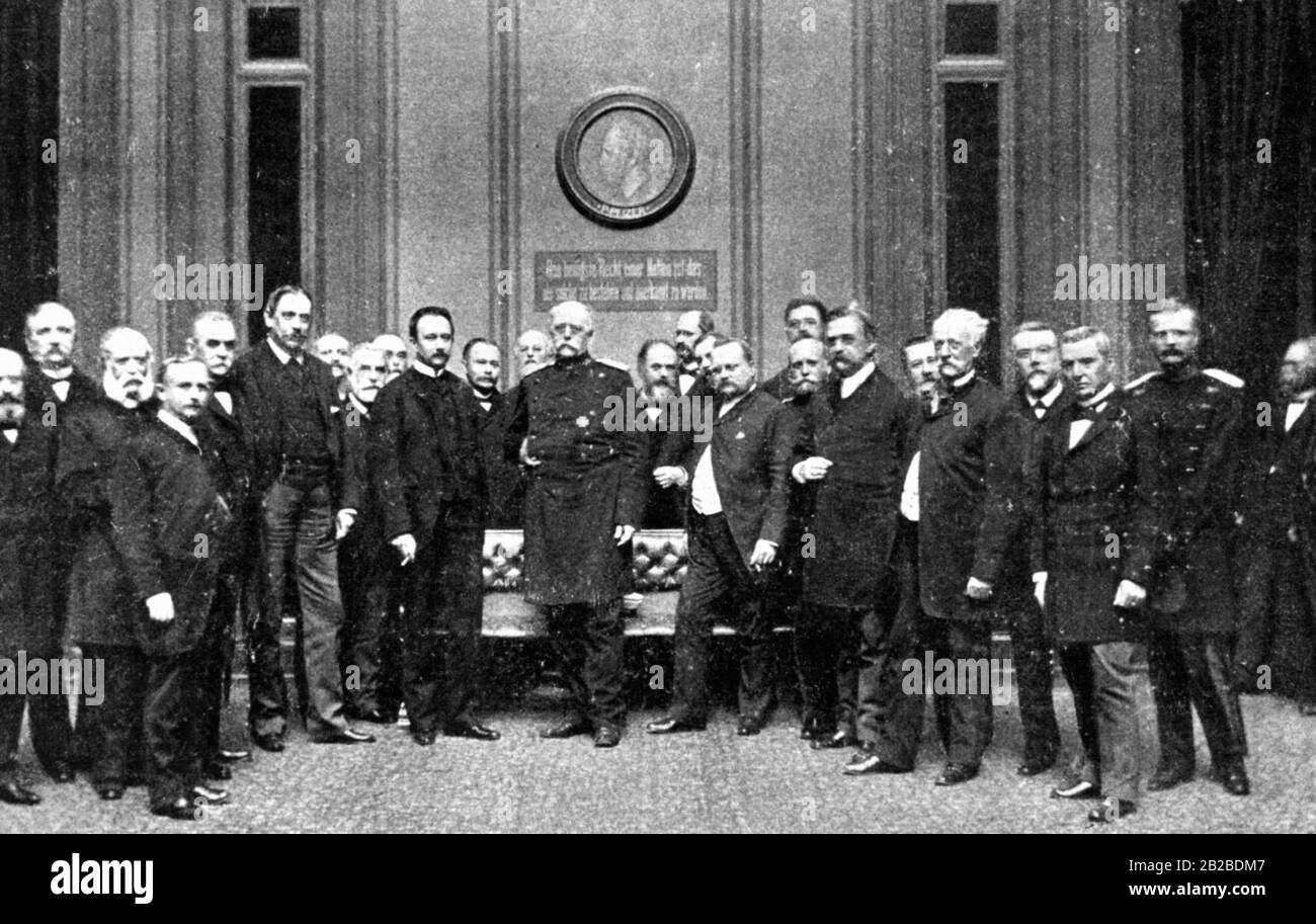 Photo de groupe du plénipotentiaire du Conseil fédéral avec le chancelier Otto von Bismarck (MI.). Banque D'Images