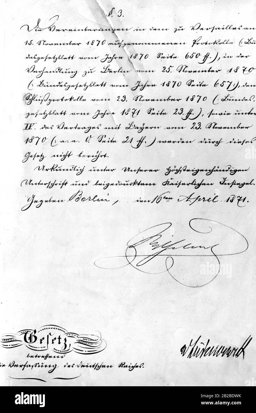 La troisième page de la constitution originale de l'Empire allemand à partir de 1871. Il porte les signatures de Wilhelm I et du chancelier Otto von Bismarck. Banque D'Images