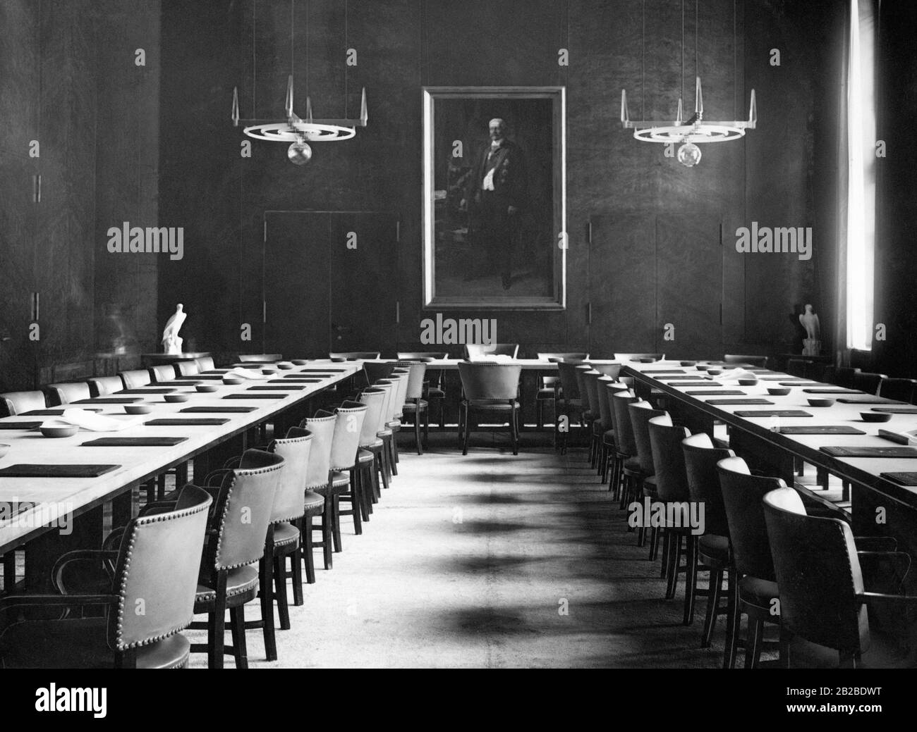 Voici un arrangement en U des tableaux de la salle de l'Assemblée nationale de la Chancellerie Reich de la Wilhelmsstrasse de Berlin. Sur le mur se bloque l'ancien président du Reich Paul von Hindenburg. Banque D'Images