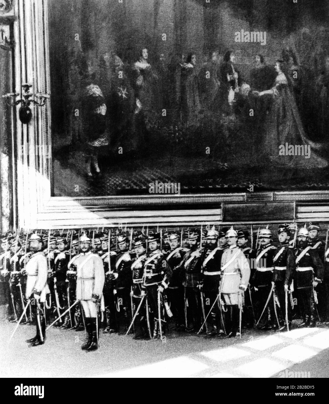 Dans le salon de la paix, les délégations de tous les régiments allemands, qui se trouvaient dans le secteur du combat de Paris, sont alignées dans le "Salon de la paix". Plus tard, ils assisteront à la cérémonie du grand état dans la salle des miroirs. Banque D'Images