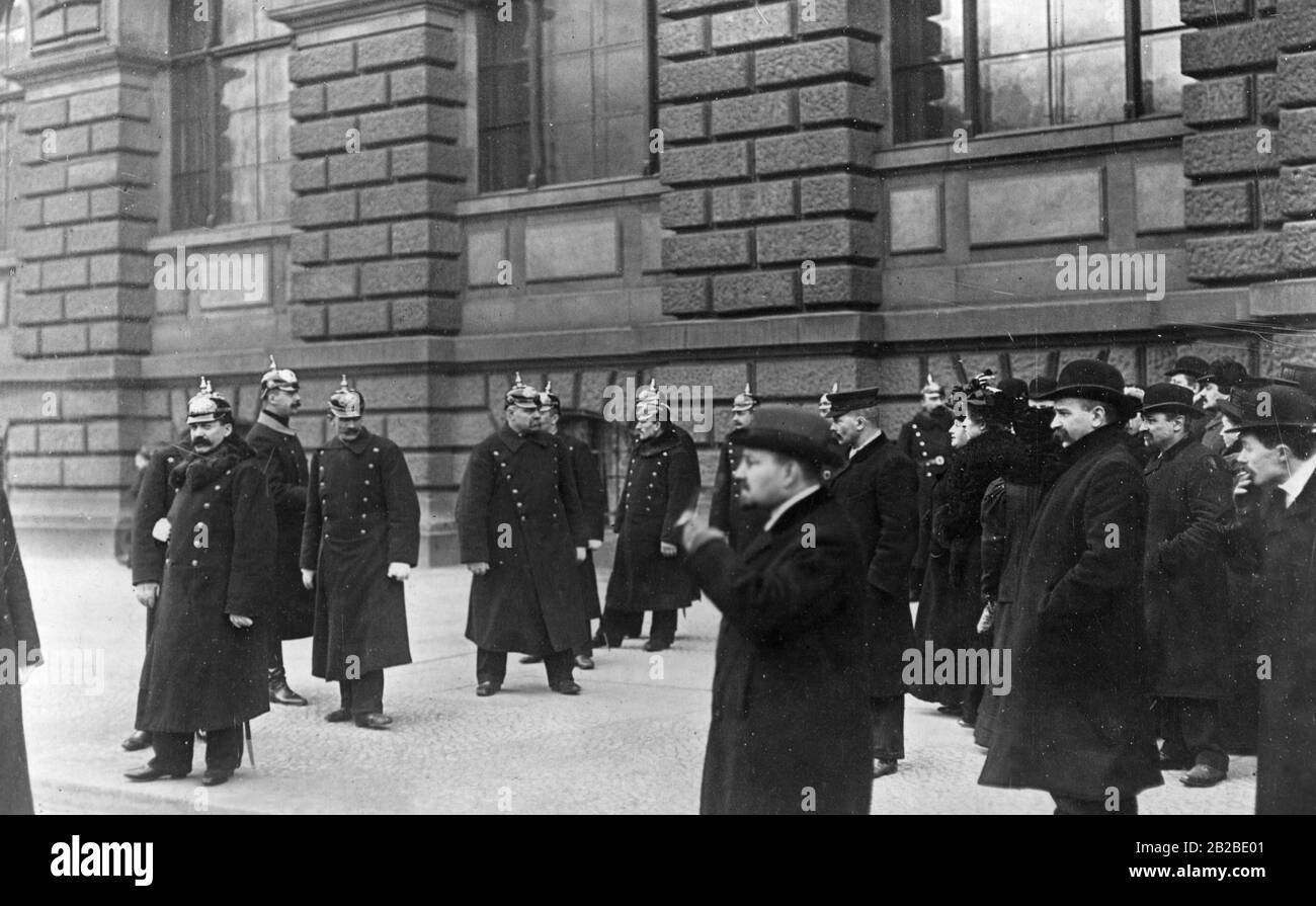 Les policiers ont assuré les manifestations de franchise contre la franchise de trois classes prussiennes. Banque D'Images