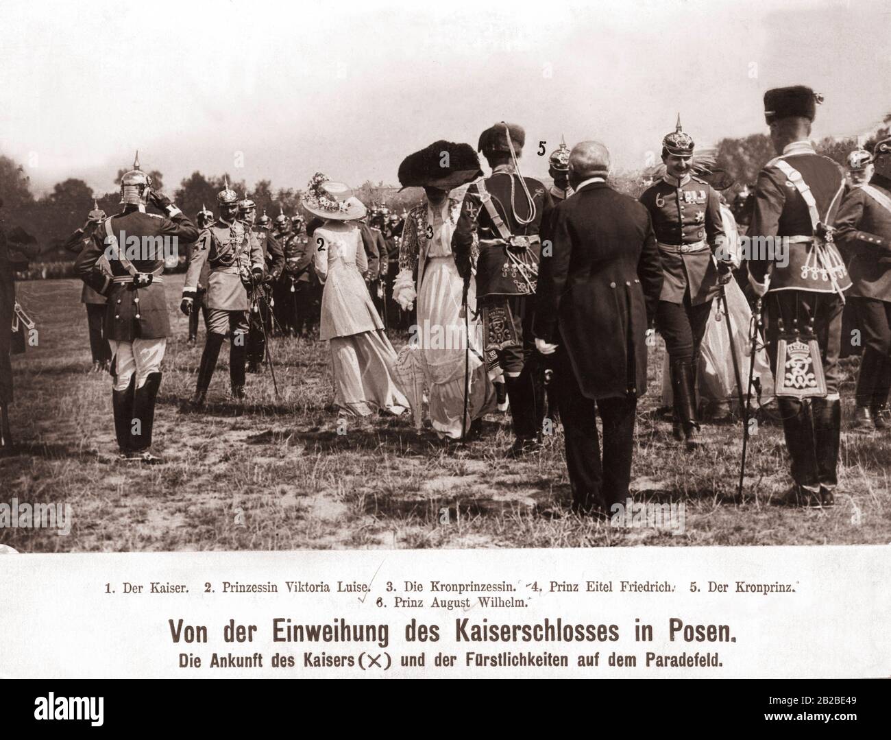 De gauche à droite : l'empereur Guillaume II, la princesse Victoria Louise, la princesse Cecilie, le prince Eitel Friedrich (porte l'uniforme du premier Régiment Hussar no 1), le prince héritier Wilhelm et le prince August Wilhelm (porte l'ordre de l'aigle noir (Schwarzer Adlerorden)) entourés d'officiers le 21 août 1910. Ils arrivent au terrain de parade pour l'inauguration du nouveau château impérial de Poznan. Banque D'Images