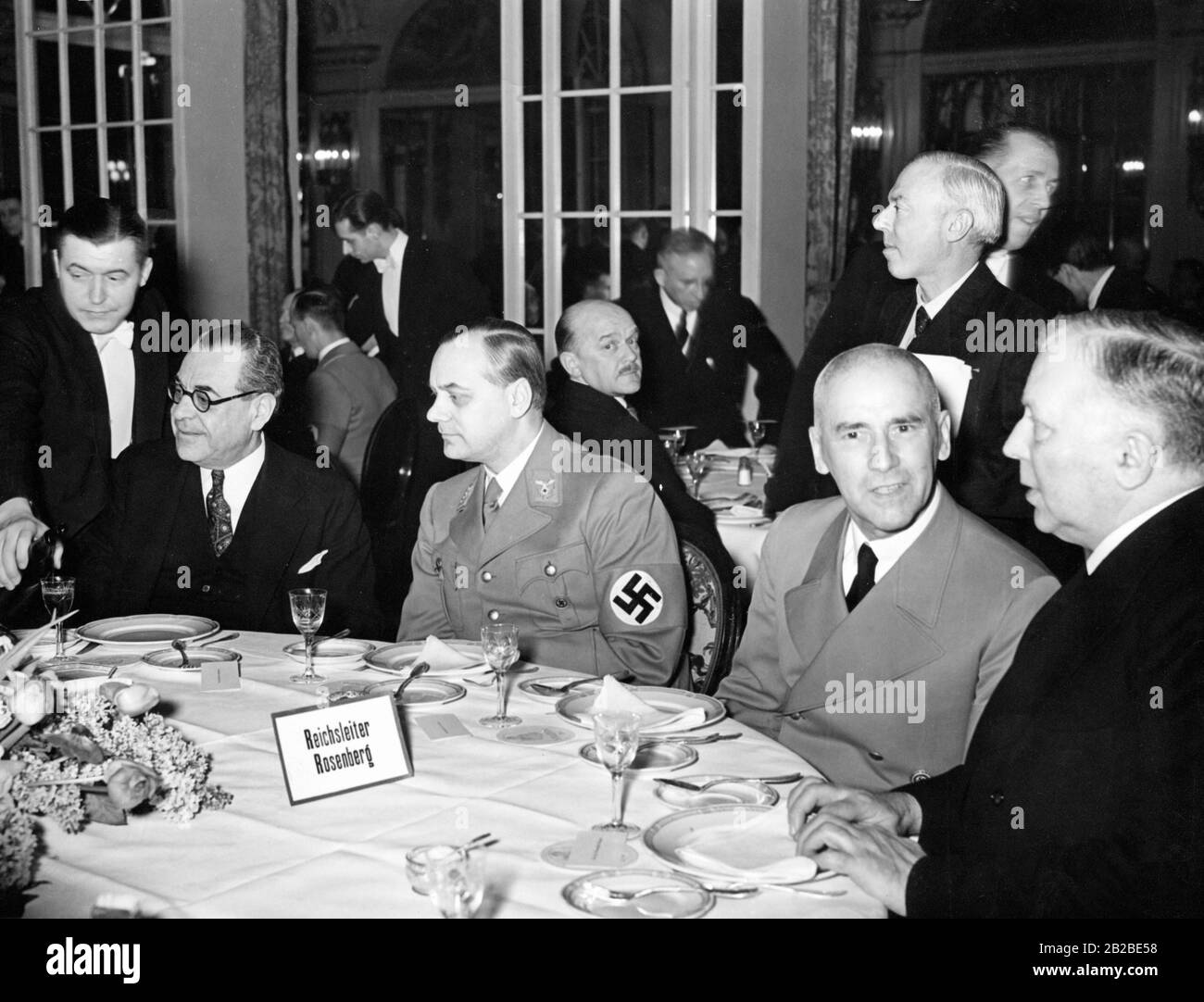 (De gauche à droite) l'ambassadeur turc Mehmet Hamdi Arpag, Alfred Rosenberg et le Dr Wilhelm Frick à la réception de l'Office des affaires étrangères du NSDAP à l'hôtel Adlon. Banque D'Images