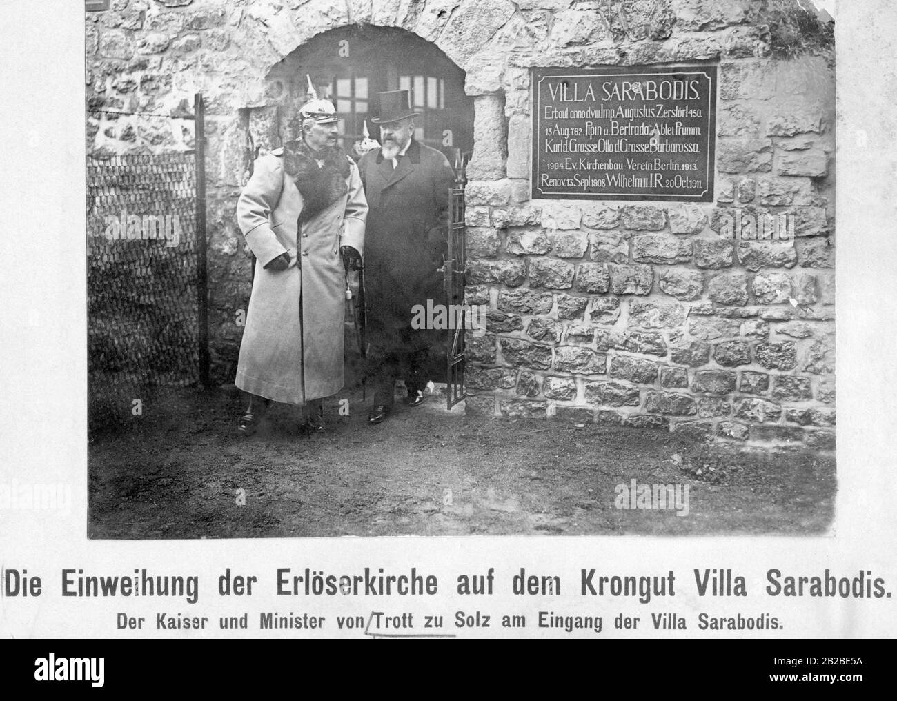 Kaiser Wilhelm II (à gauche) quitte la Villa Sarabodis avec le ministre de la Culture Août von Trott zu Solz. Le 15 octobre 1913, l'église du Rédempteur fut inaugurée sur la propriété de l'époque, la Villa Sarabodis, à Gerolstein. Banque D'Images