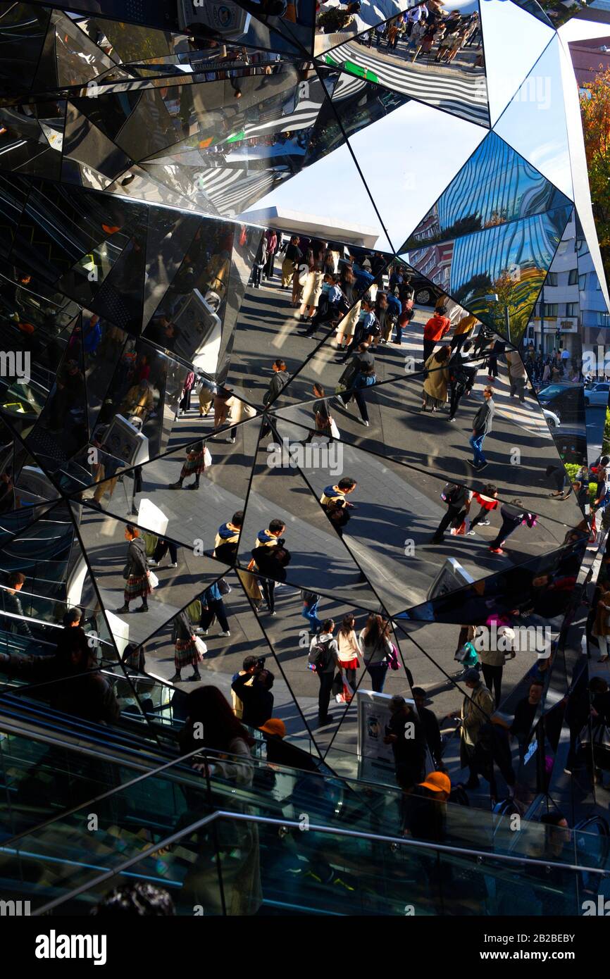 Entrée miroir tokyo Banque de photographies et d'images à haute résolution  - Alamy