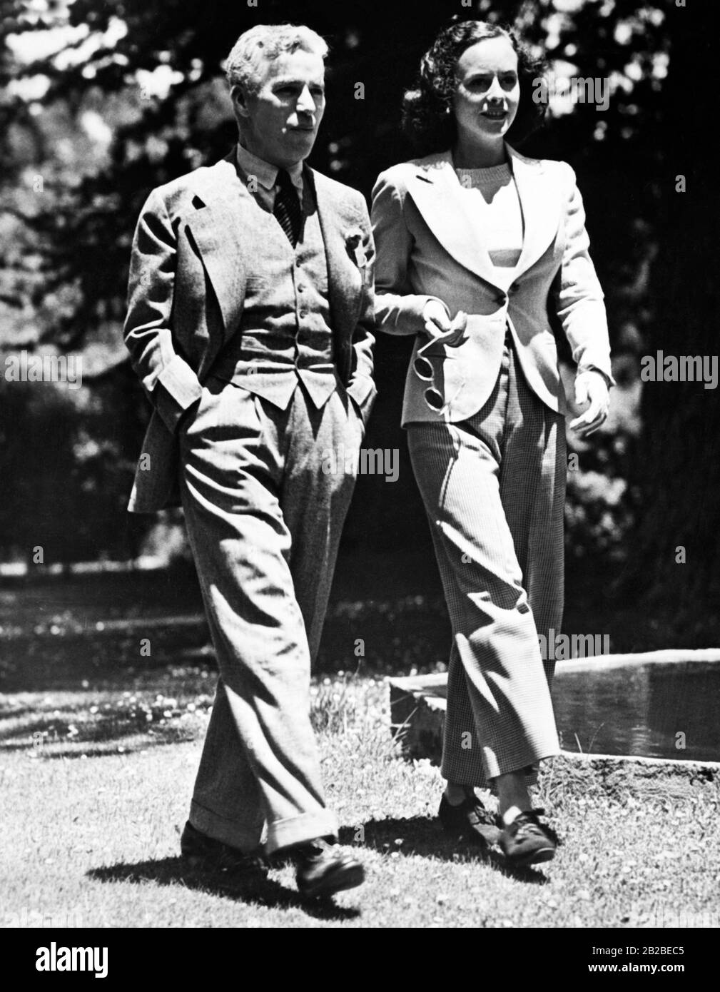 Charlie Chaplin, acteur, avec Paulette Goddard, sa deuxième épouse en vacances en Californie. Banque D'Images