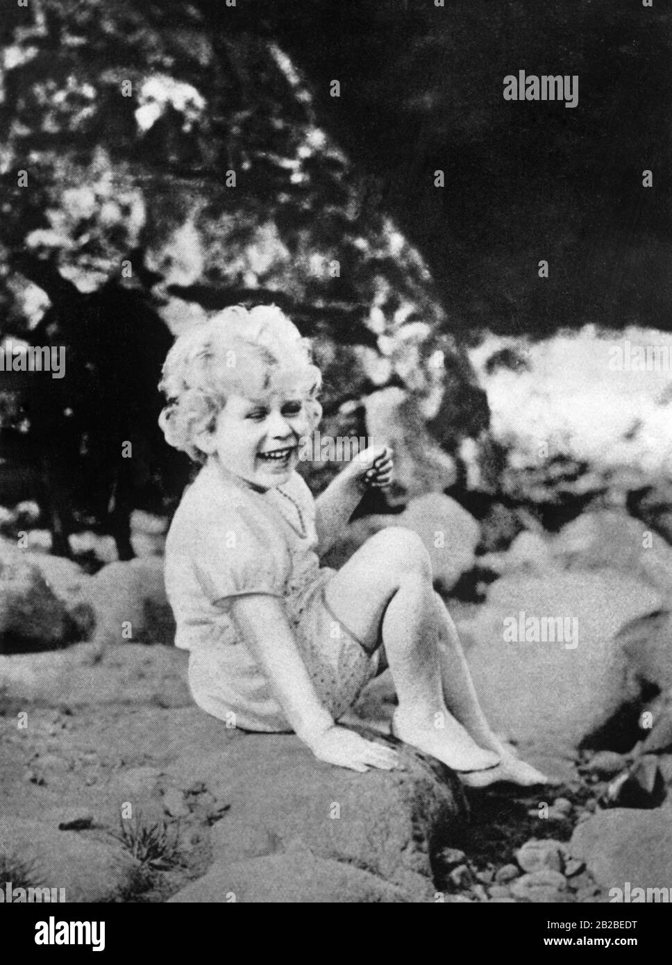 Un instantané informel d'Elizabeth II comme tout-petit. Environ en 1928, photographie non datée. Banque D'Images Un instantané informel d'Elizabeth II comme tout-petit. Environ en 1928, photographie non datée. Banque D'Images