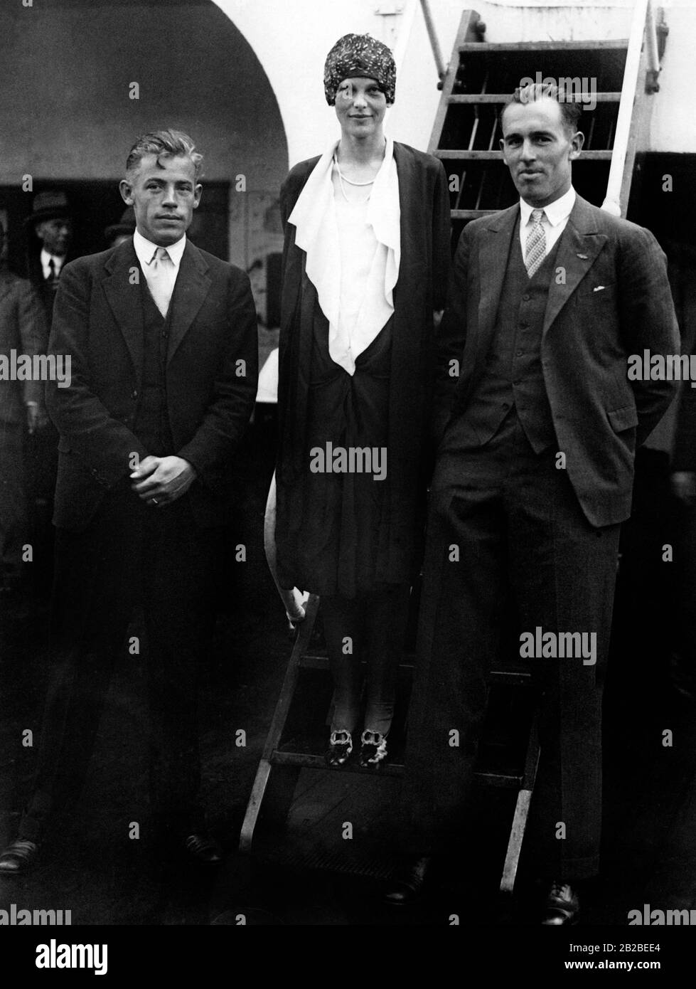 Amelia Earhart avec le pilote Wilmer Stutz (à gauche) et le mécanicien Lou Gordon alors qu'ils ont comparu pour retourner aux États-Unis après son premier passage transatlantique en 1928. Banque D'Images