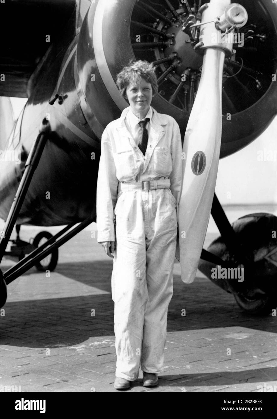 Amelia Earhart devant son avion peu de temps avant de participer aux courses aériennes nationales de Los Angeles, 1933. Banque D'Images