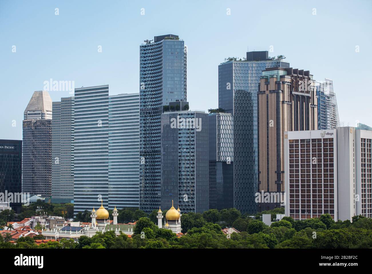 Mélange de bâtiments commerciaux de grande hauteur et de faible hauteur à Singapour, Asie du Sud-est. Banque D'Images