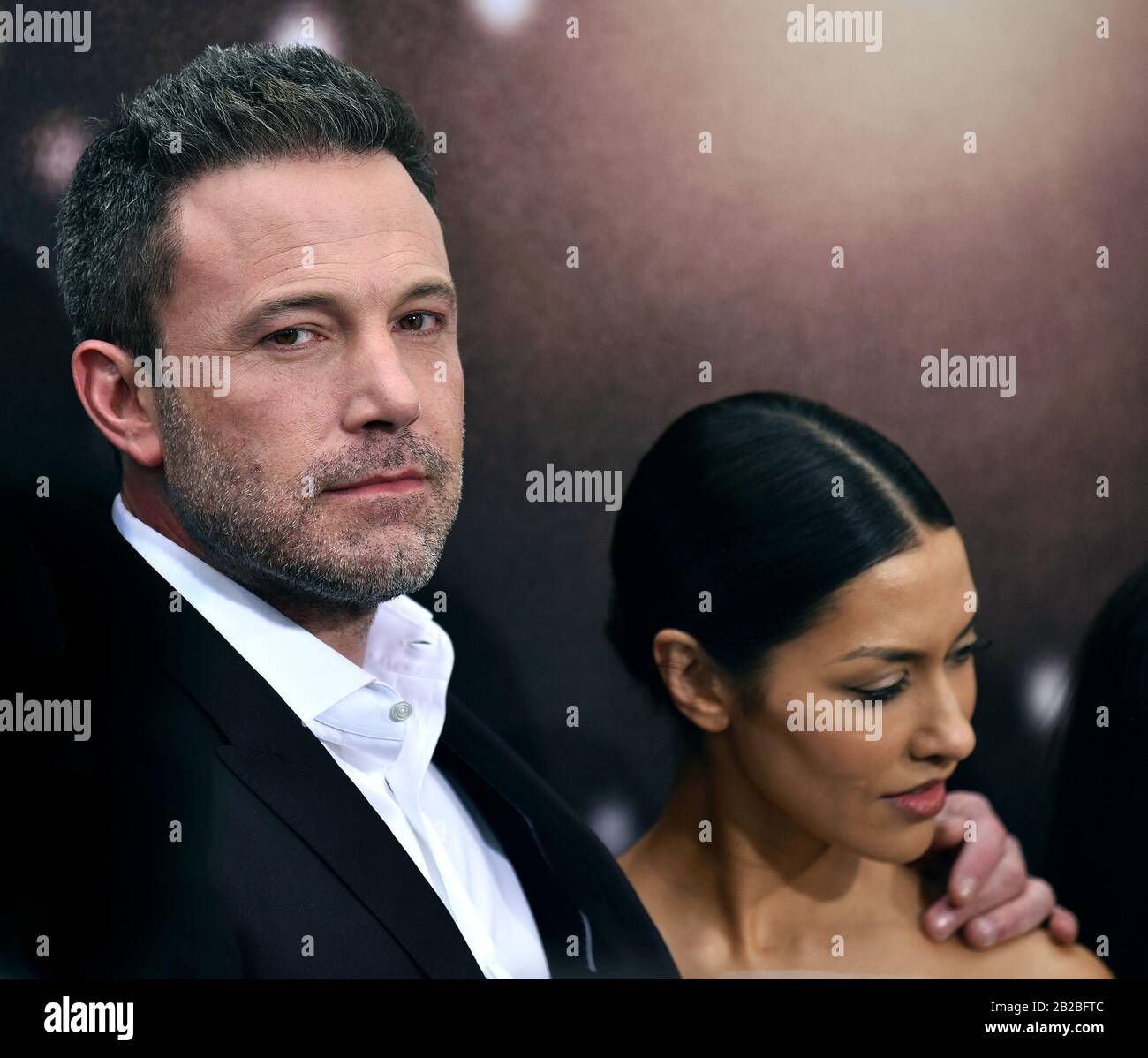 Los Angeles, États-Unis. 02 mars 2020. Ben Affleck (L) et Janina Gavankar arrivent pour la première mondiale de 'The Way Back' au Regal LA LIVE à Los Angeles, Californie le dimanche 1er mars 2020. Photo de Chris Chew/UPI crédit: UPI/Alay Live News Banque D'Images