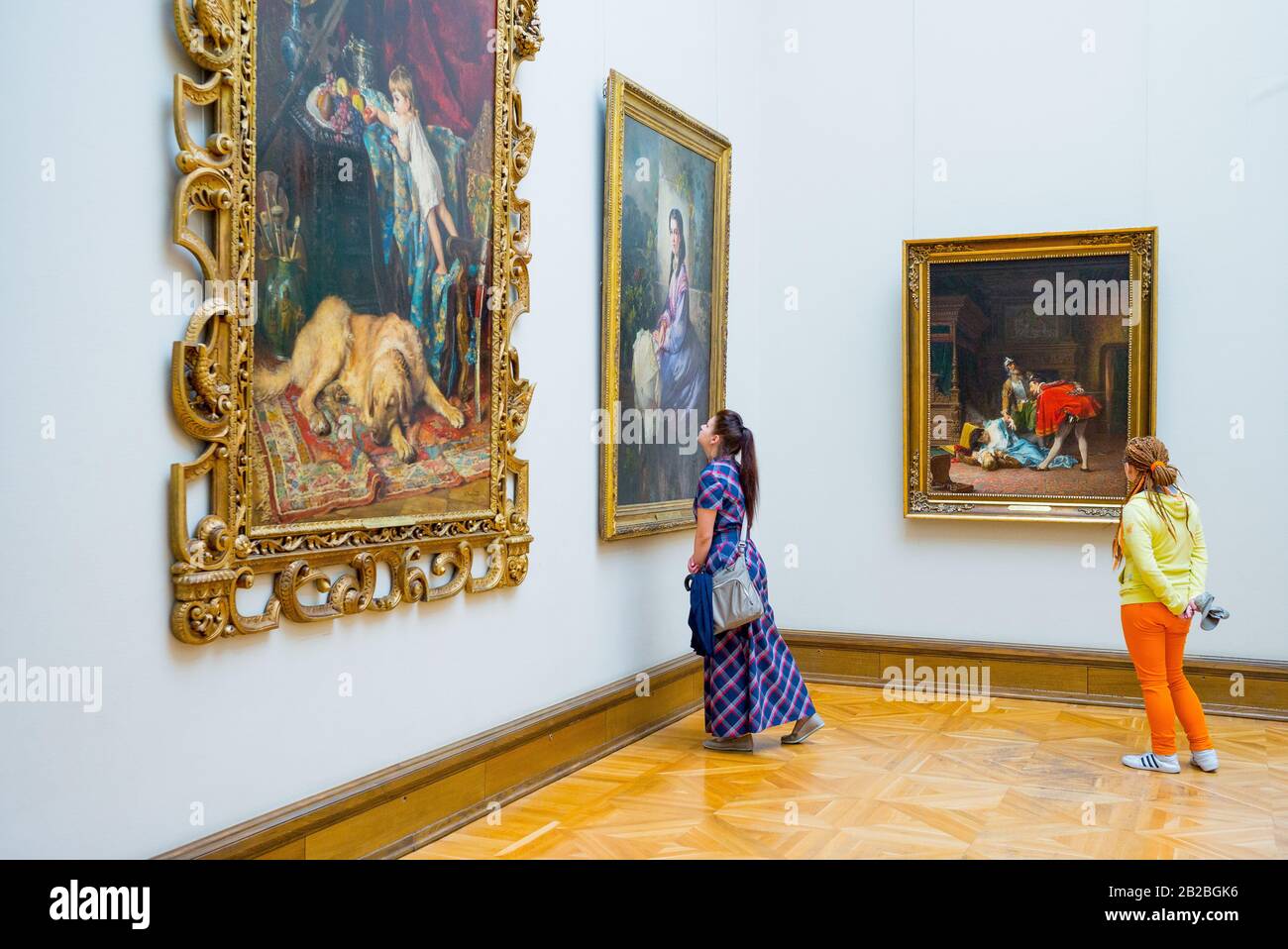 Moscou, Russie, jeunes dames regardant les chefs-d'œuvre de l'art russe dans la galerie Tretjakov Banque D'Images