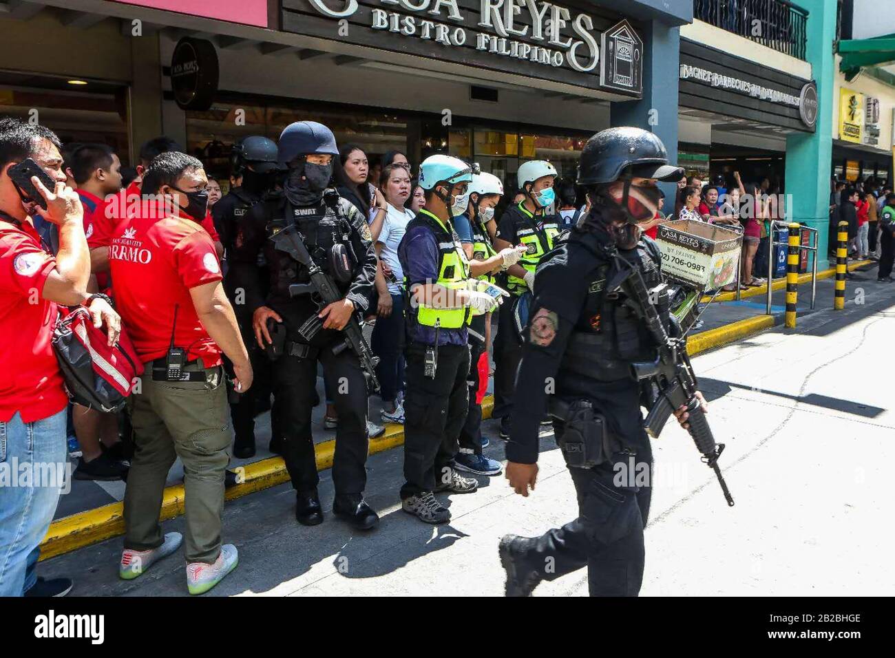 Manille. 2 mars 2020. Des membres de la police nationale philippine (PNP-SWAT) entourent le V-Mall alors qu'ils réagissent à un incident de prise d'otages et de fusillade dans la ville de San Juan, au métro de Manille, aux Philippines, le 2 mars 2020. Un homme armé a pris environ 30 otages dans un centre commercial de la ville de San Juan, dans le métro de Manille, et une personne a été prise de vue, a déclaré un responsable du gouvernement lundi. Crédit: Rouelle Umali/Xinhua/Alay Live News Banque D'Images