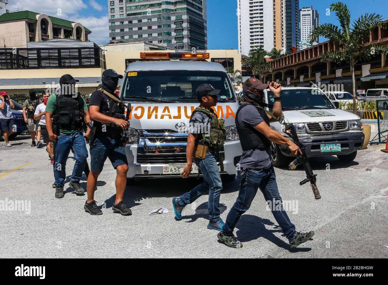 Manille. 2 mars 2020. Des membres de la police nationale philippine (PNP-SWAT) entourent le V-Mall alors qu'ils réagissent à un incident de prise d'otages et de fusillade dans la ville de San Juan, au métro de Manille, aux Philippines, le 2 mars 2020. Un homme armé a pris environ 30 otages dans un centre commercial de la ville de San Juan, dans le métro de Manille, et une personne a été prise de vue, a déclaré un responsable du gouvernement lundi. Crédit: Rouelle Umali/Xinhua/Alay Live News Banque D'Images