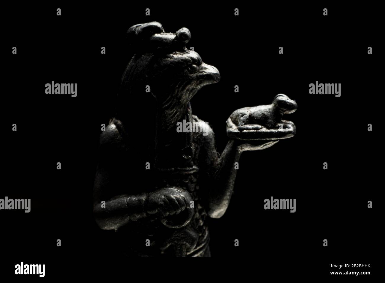 Figurines en fonte avec éclairage spectaculaire Horus Banque D'Images