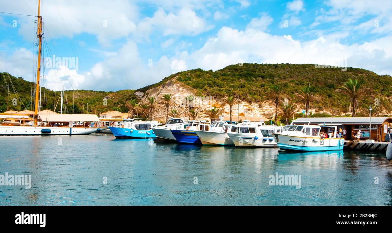 Bonifacio, FRANCE - 19 SEPTEMBRE 2018 : les gens qui partent en bateau au port de Bonifacio, en Corse, en France, et d'autres voiliers et yachts m Banque D'Images