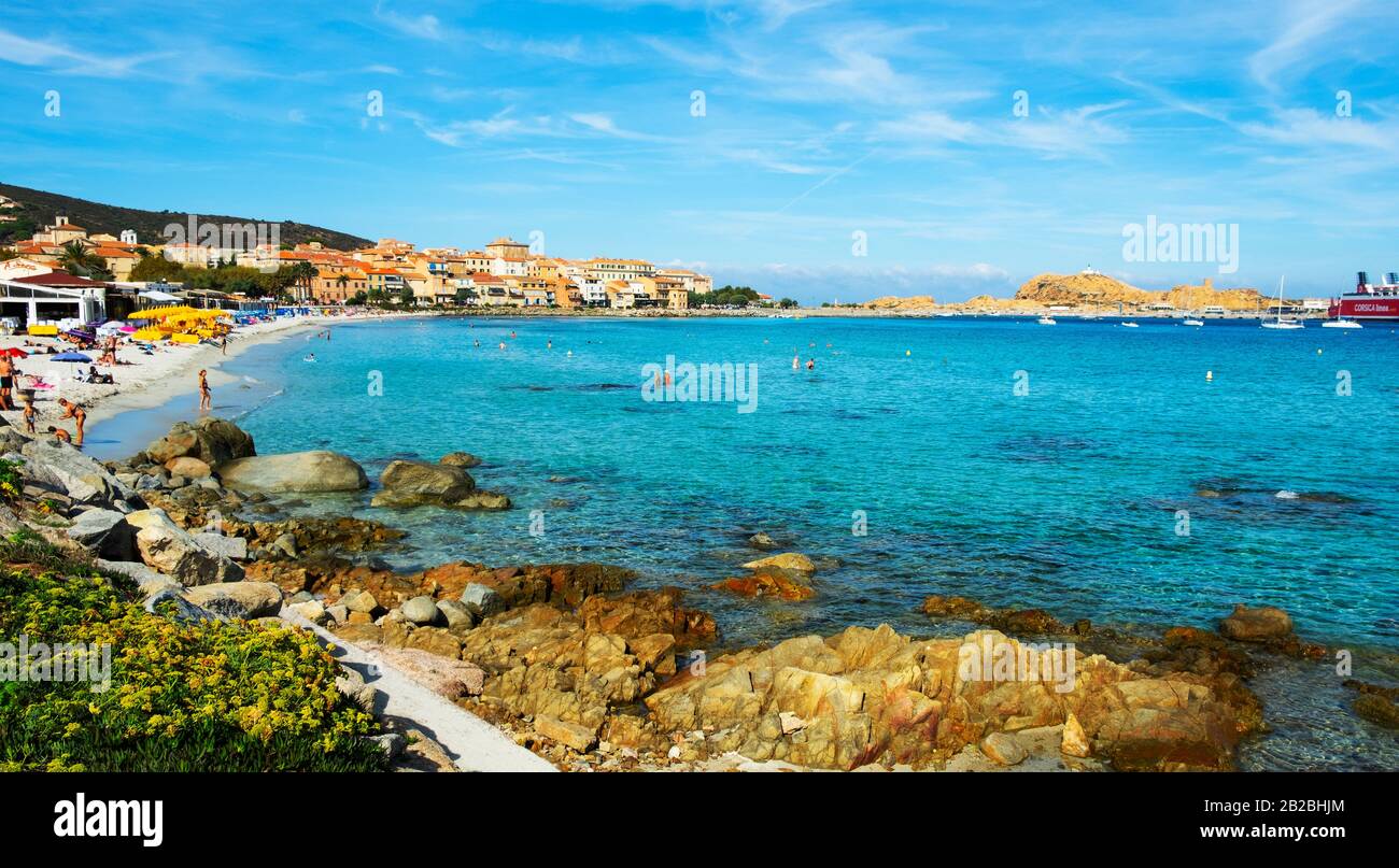 Ile-ROUSSE, FRANCE - 22 SEPTEMBRE 2018 : les gens à la plage principale de l'Ile-Rousse, Corse, France, et l'île de la Pietra et un navire à la fe Banque D'Images