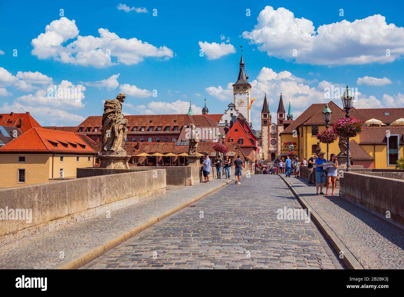 Würzburg, Allemagne - circa 2018, Août : le pont Alte Mainbruecke à Würzburg, Allemagne Banque D'Images