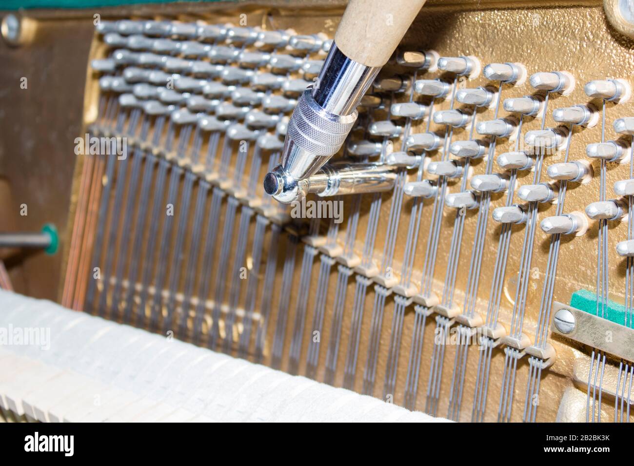 Vue détaillée du piano Vertical pendant un réglage. Banque D'Images