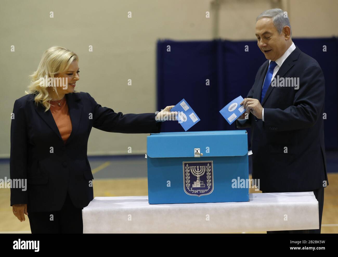 Jérusalem, Israël. 02 mars 2020. Le Premier ministre israélien Benjamin Netanyahu et son épouse Sara Netanyahu ont voté lors des élections législatives israéliennes, dans un bureau de vote à Jérusalem, le lundi 2 mars 2020. Les Israéliens vont aux urnes pour une troisième élection générale pour élire les 120 membres de la 23ème Knesset, ou du parlement. Selon le Bureau central des statistiques d'Israël, plus de six millions de personnes sont éligibles au vote. Pool photo par Atef Safadi/UPI crédit: UPI/Alay Live News Banque D'Images