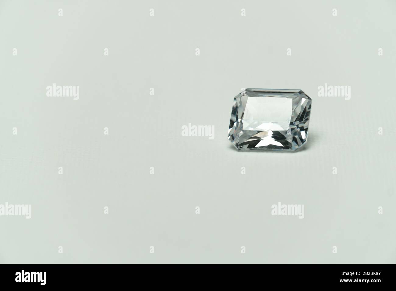 diamant blanc précieux de luxe ou pierre gemme pour bijoux sur fond de mode blanc Banque D'Images