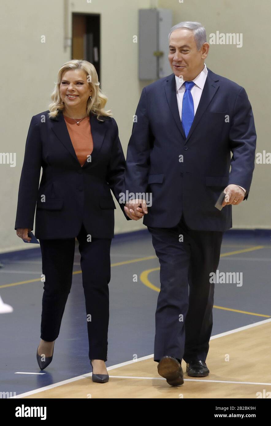 Jérusalem, Israël. 02 mars 2020. Le Premier ministre israélien Benjamin Netanyahu et sa femme Sara Netanyahu arrivent à voter lors des élections législatives israéliennes, dans un bureau de vote à Jérusalem, le lundi 2 mars 2020. Les Israéliens vont aux urnes pour une troisième élection générale pour élire les 120 membres de la 23ème Knesset, ou du parlement. Selon le Bureau central des statistiques d'Israël, plus de six millions de personnes sont éligibles au vote. Pool photo par Atef Safadi/UPI crédit: UPI/Alay Live News Banque D'Images