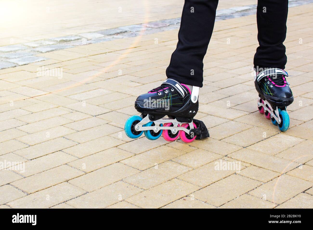 Les jambes de jeune femme rollers en plein air Photo Stock - Alamy
