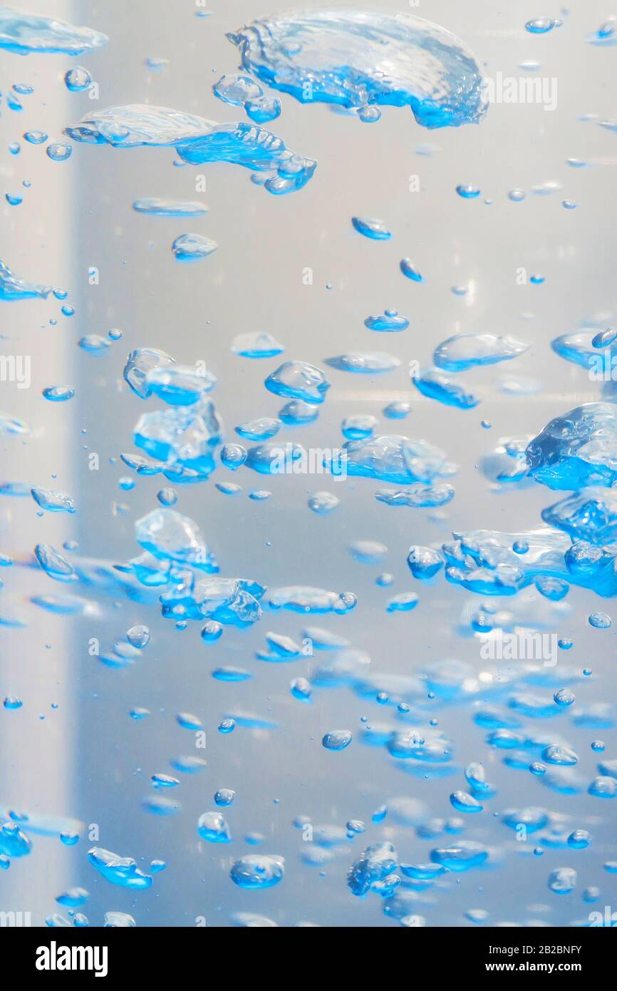 eau bleue avec bulles et fond bleu Banque D'Images
