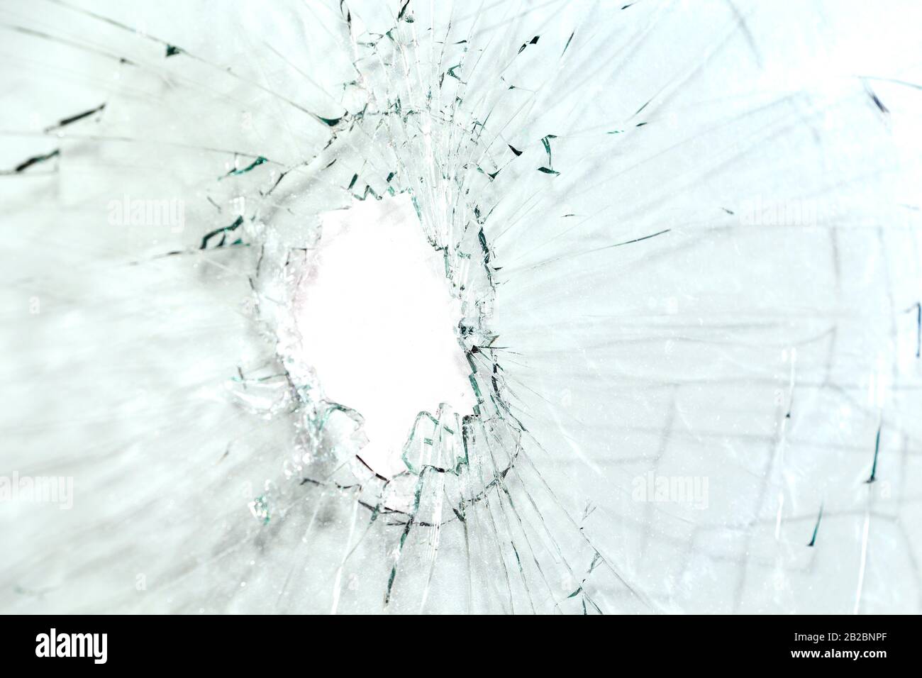Verre cassé, fond de verre fissuré sur fond clair Banque D'Images
