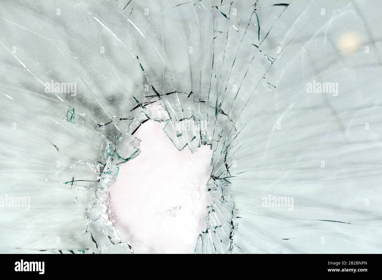 Verre cassé, fond de verre fissuré sur fond clair Banque D'Images