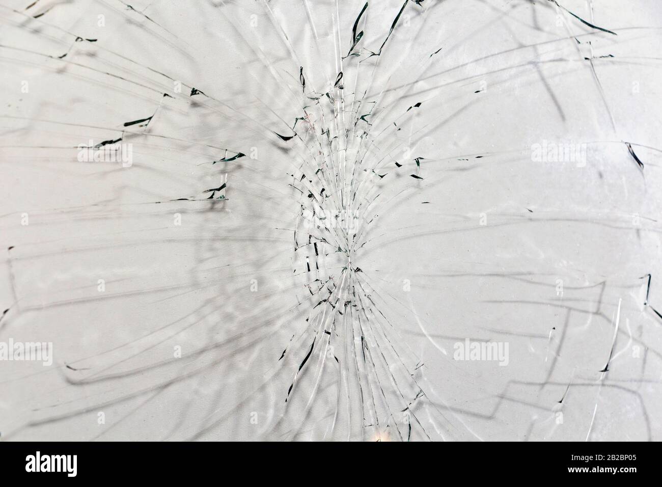 Verre cassé, fond de verre fissuré sur fond clair Banque D'Images