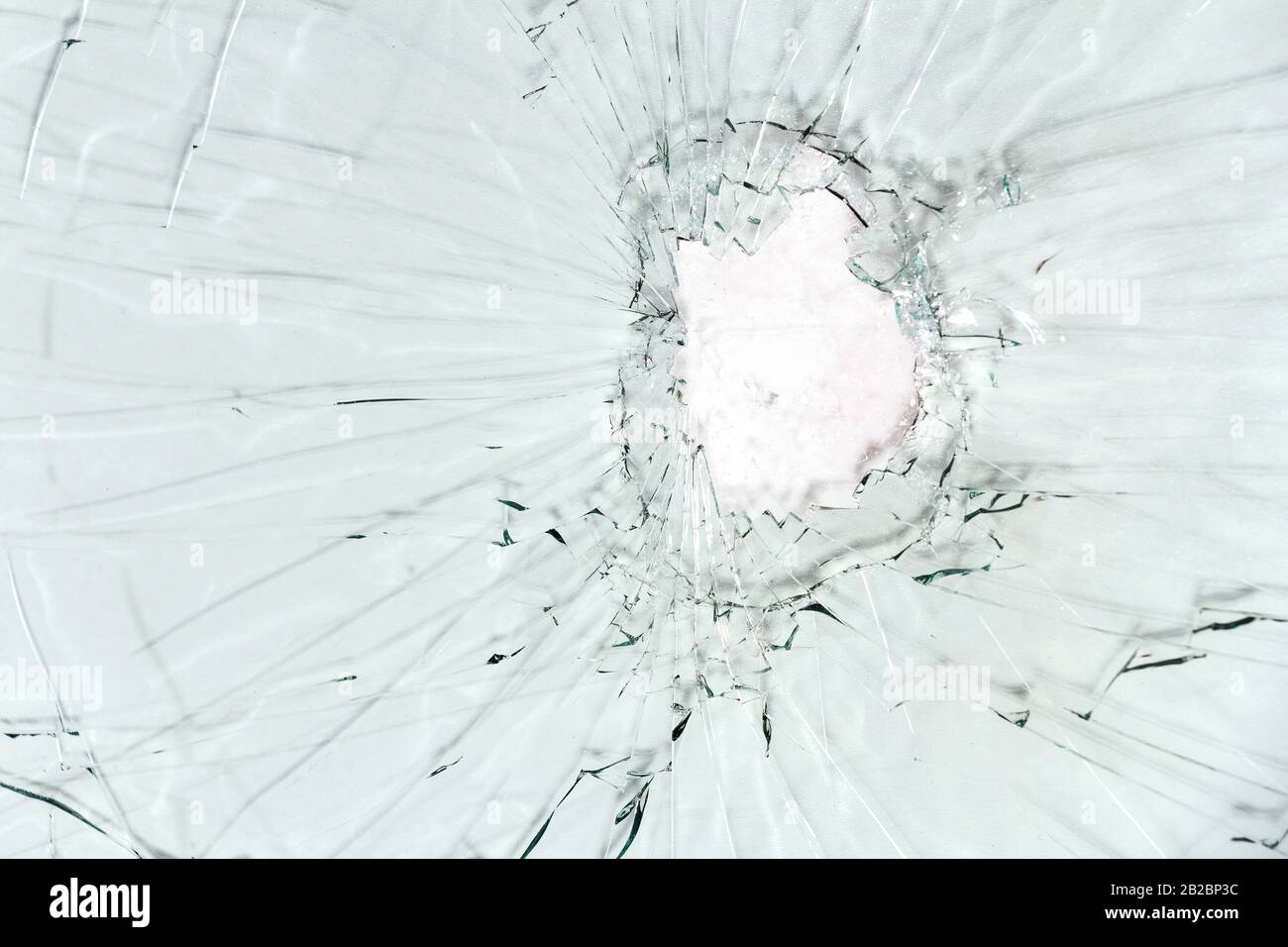 Verre cassé, fond de verre fissuré sur fond clair Banque D'Images