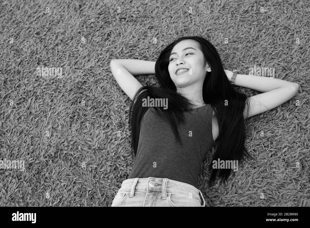 Jeune belle Asian woman relaxing at the park Banque D'Images