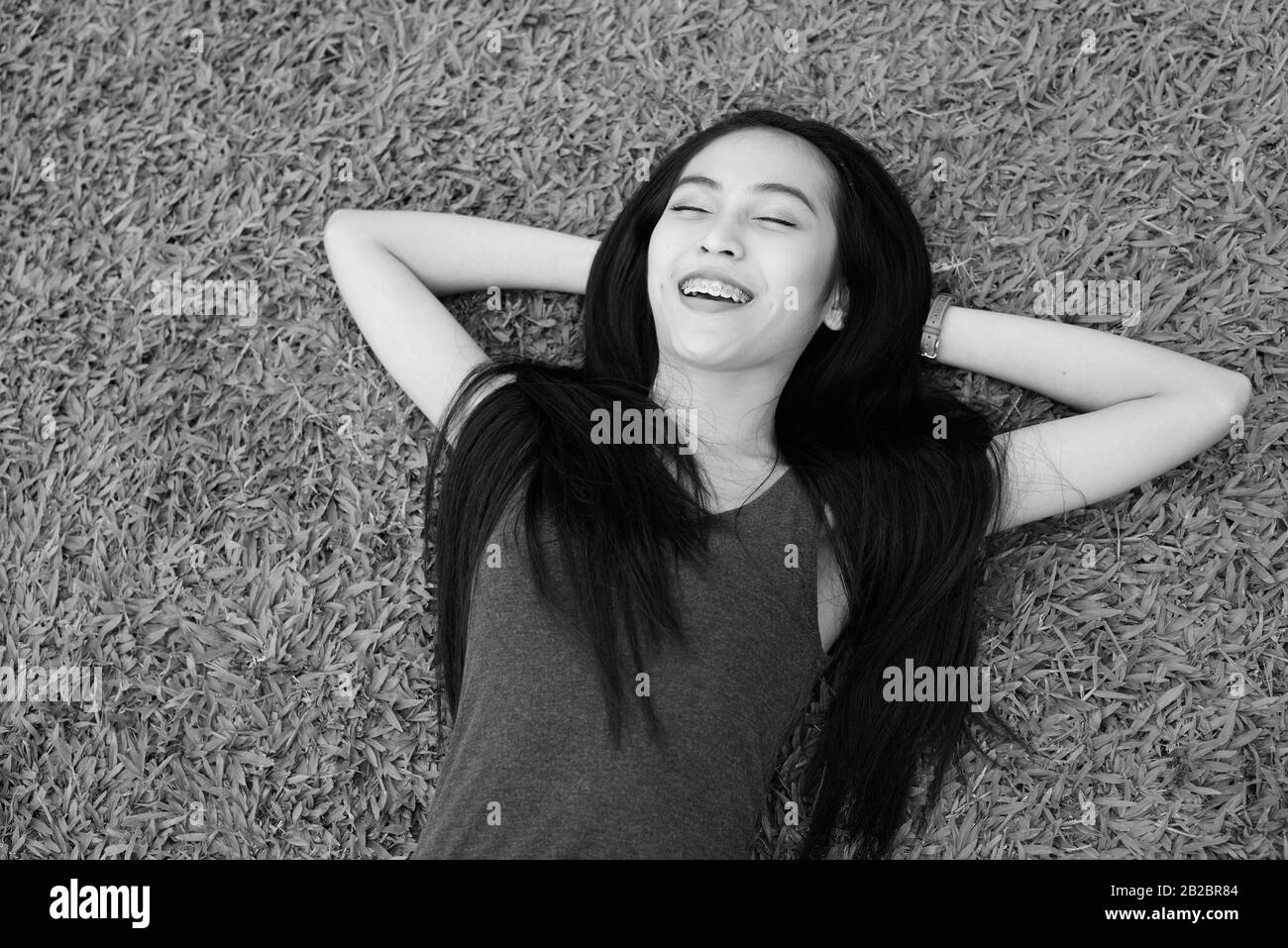 Jeune belle Asian woman relaxing at the park Banque D'Images