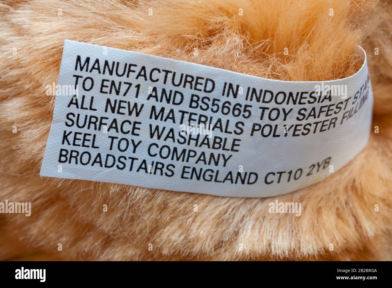 Etiquette sur jouet souple - Fabriqué en Indonésie selon la norme en 71 et BS5665 jouet plus sûr sur le jouet doux en peluche ours en peluche Banque D'Images