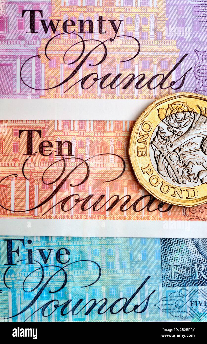 Nouveau polymère britannique billet de 5 £, 10 £ et 20 £ et une pièce de monnaie en livre Banque D'Images