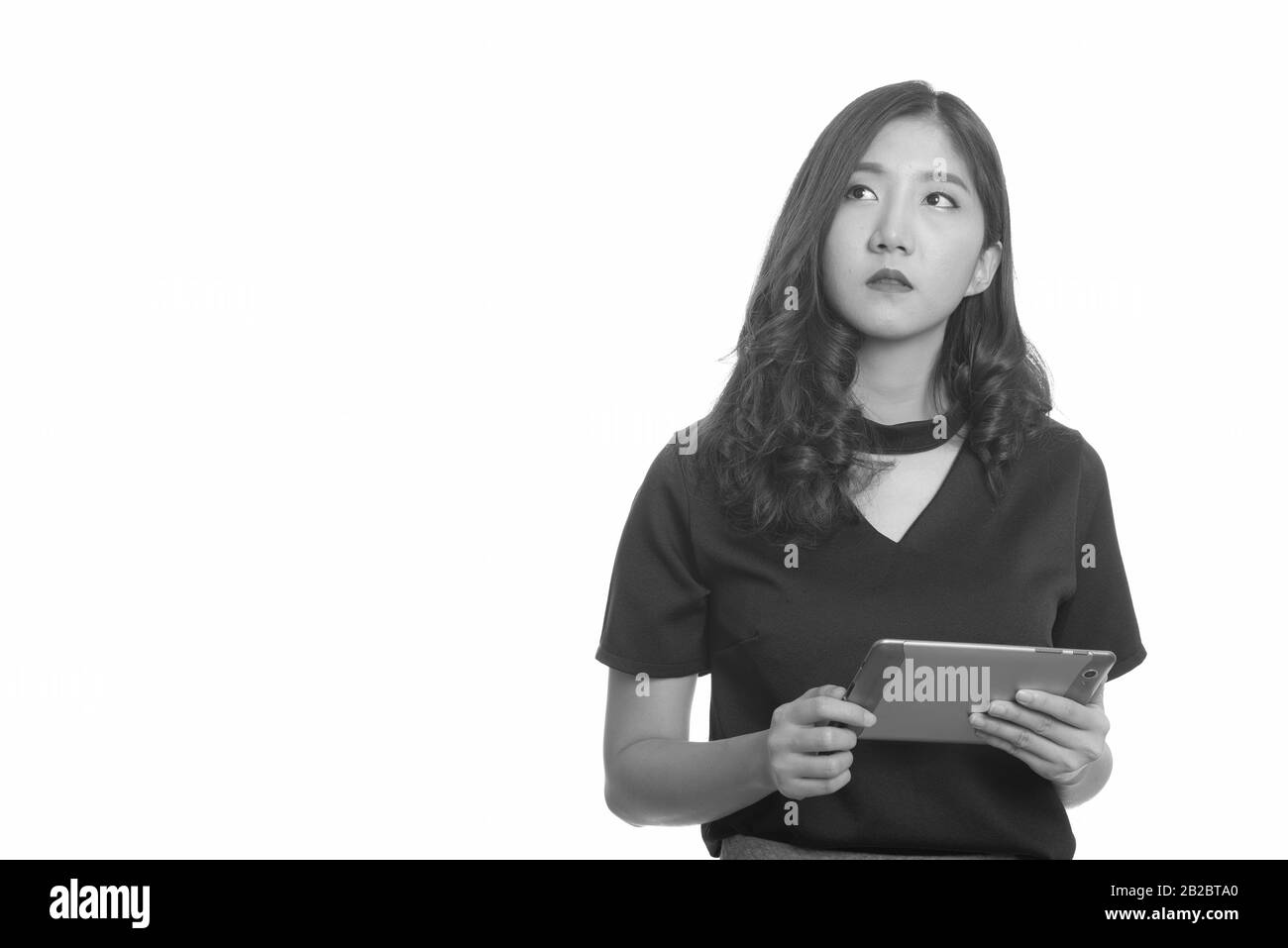 Portrait de jeune belle femme asiatique en noir et blanc Banque D'Images