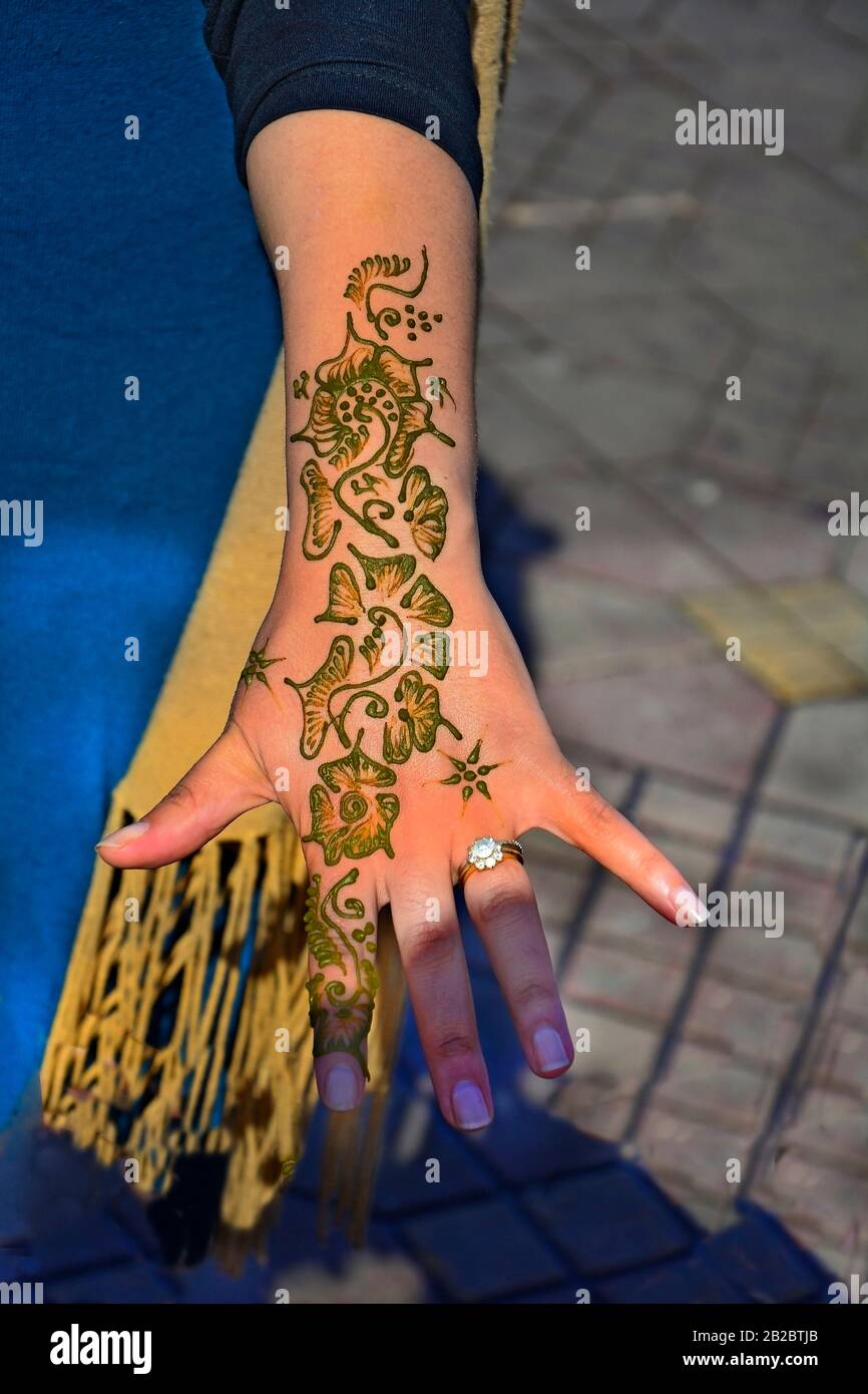 Maroc, femme avec tatouage au henné, Banque de photographies et d'images à  haute résolution - Alamy