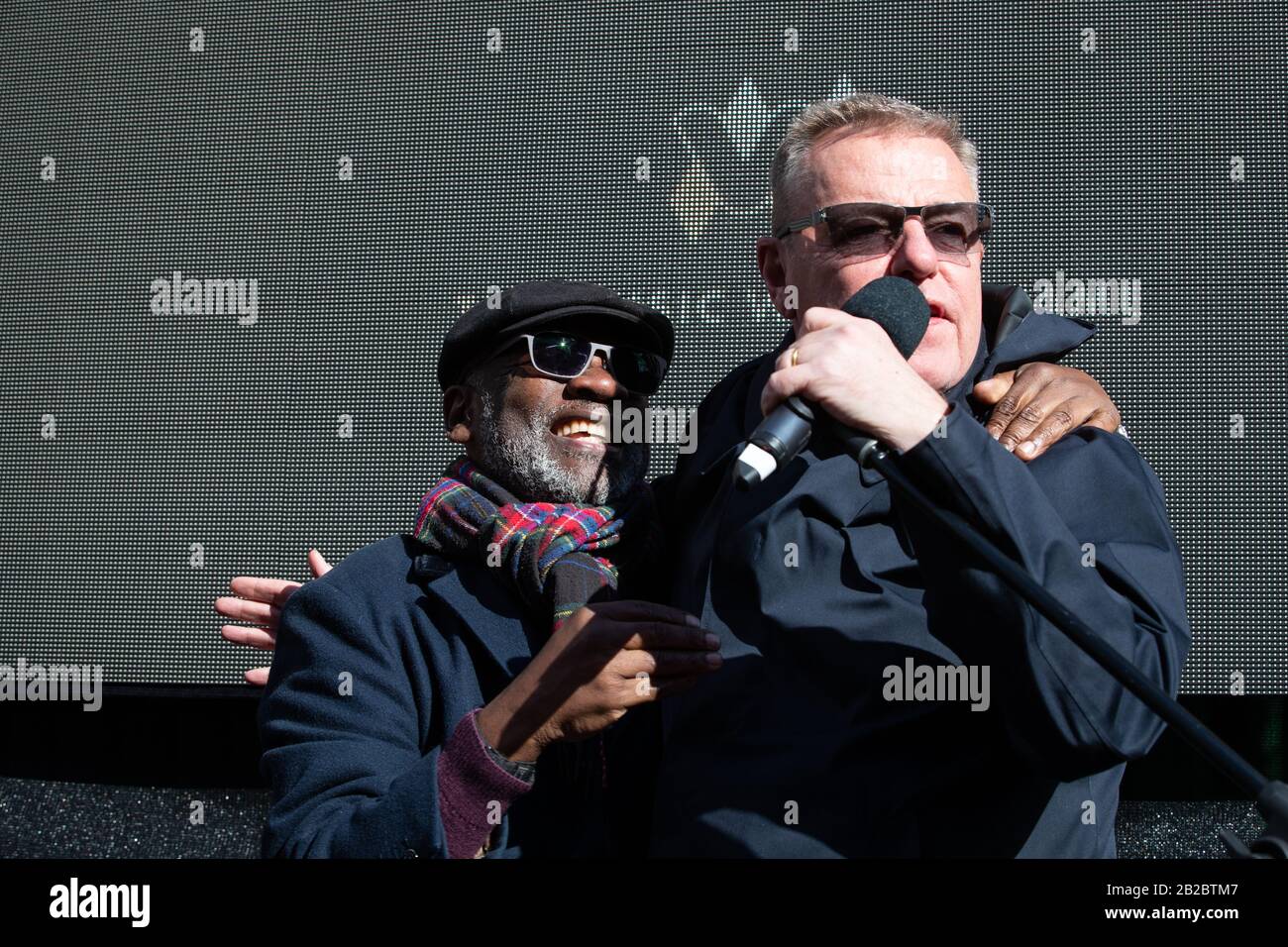 Le membre spécial Lynval Golding et Madness membre Graham 'suggs' McPherson lors du dévoilement de The Stone for the band Madness on the Music Walk of Fame à Camden, Londres. Banque D'Images