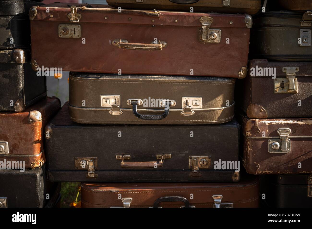 Pile de valises anciennes empilées dans un tas. Banque D'Images