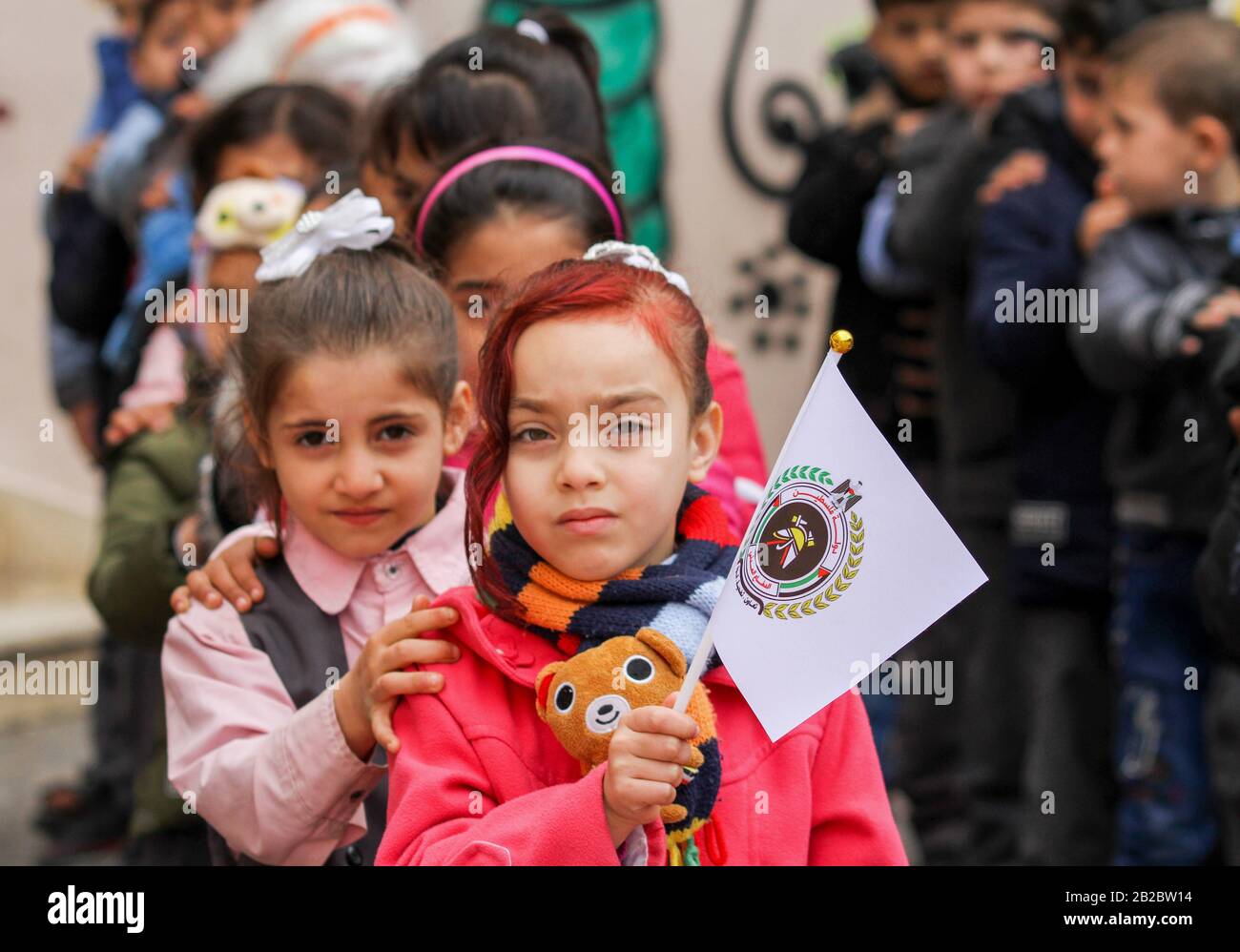 1 Mars 2020 : Gaza, Palestine. 01 Mars 2020. La Direction générale de la défense civile palestinienne à Gaza organise un événement à l'école Al-Huda, à l'est de la ville de Gaza, pour sensibiliser et familiariser les élèves aux tâches essentielles de la défense civile à l'occasion de la Journée mondiale de la défense civile. La Journée mondiale de la défense civile commémore l'entrée en vigueur de la constitution de l'Organisation internationale de défense civile (OIPC) en tant qu'organisation intergouvernementale en 1972, dans le but de sensibiliser le public à l'importance de la protection civile et à l'importance de la préréférence Banque D'Images