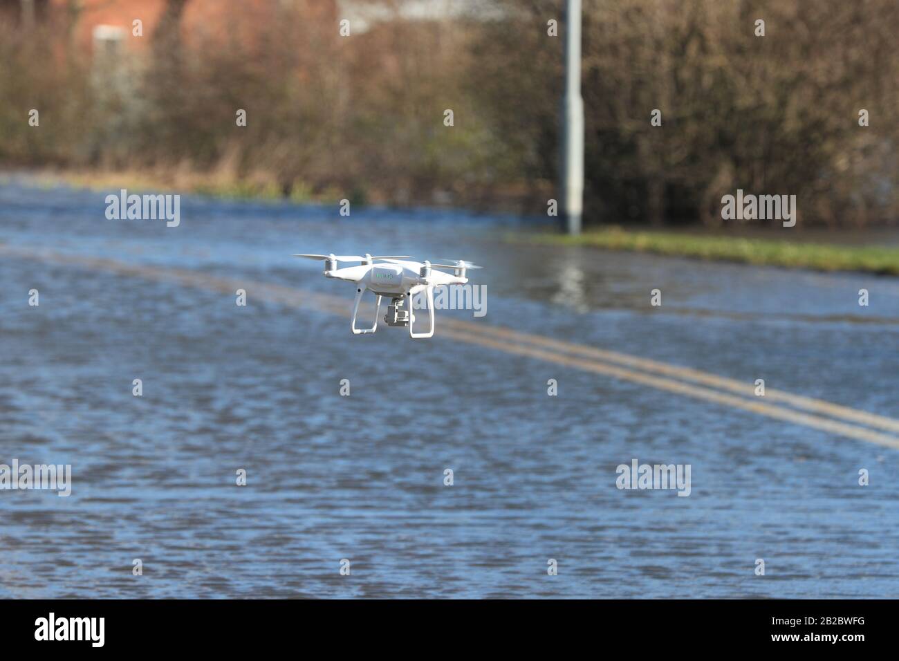 Un drone au-dessus des eaux de crue dans East Cowick, Yorkshire. Au total, 82 avertissements d'inondation sont toujours en place pour l'Angleterre, le Pays de Galles et l'Écosse après les effets de la tempête Jorge pendant le week-end. Banque D'Images