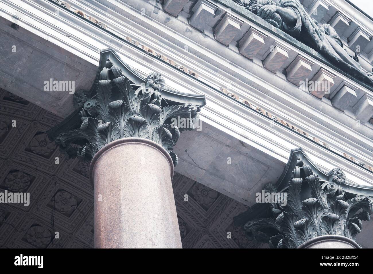 Belle vue vers le haut des colonnes sculptées. La Cathédrale Saint Isaac orthodoxe architecture close up tonique Banque D'Images