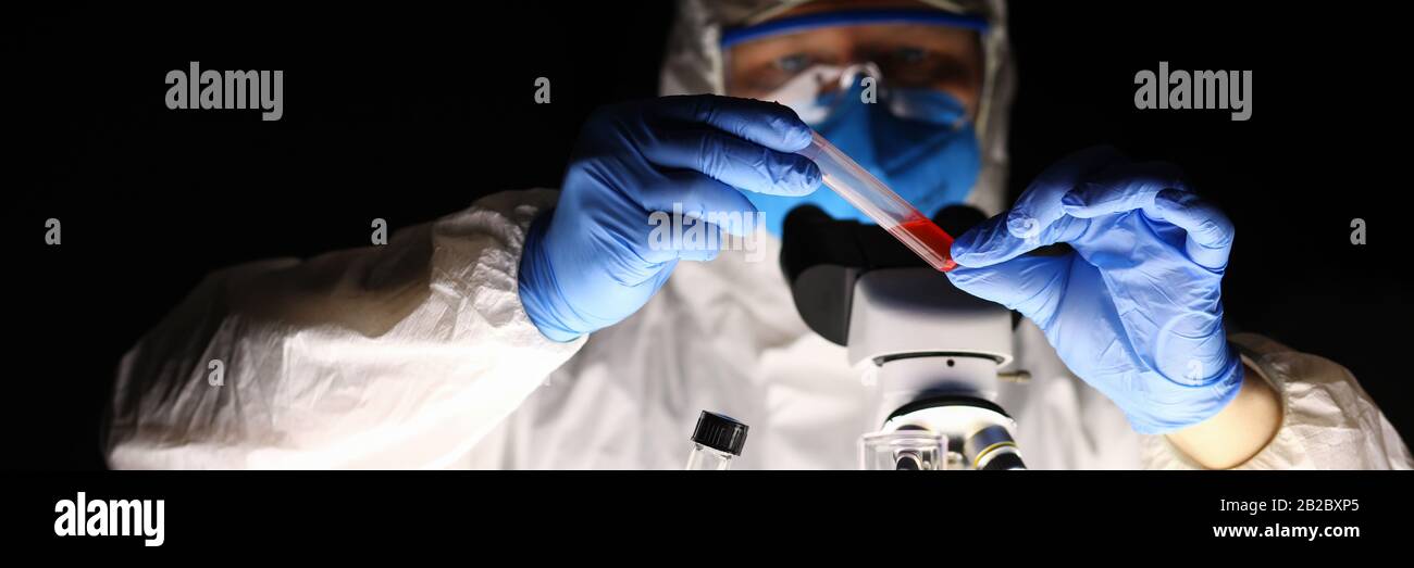 Laboratoire chimique, l'homme mène une expérience Banque D'Images